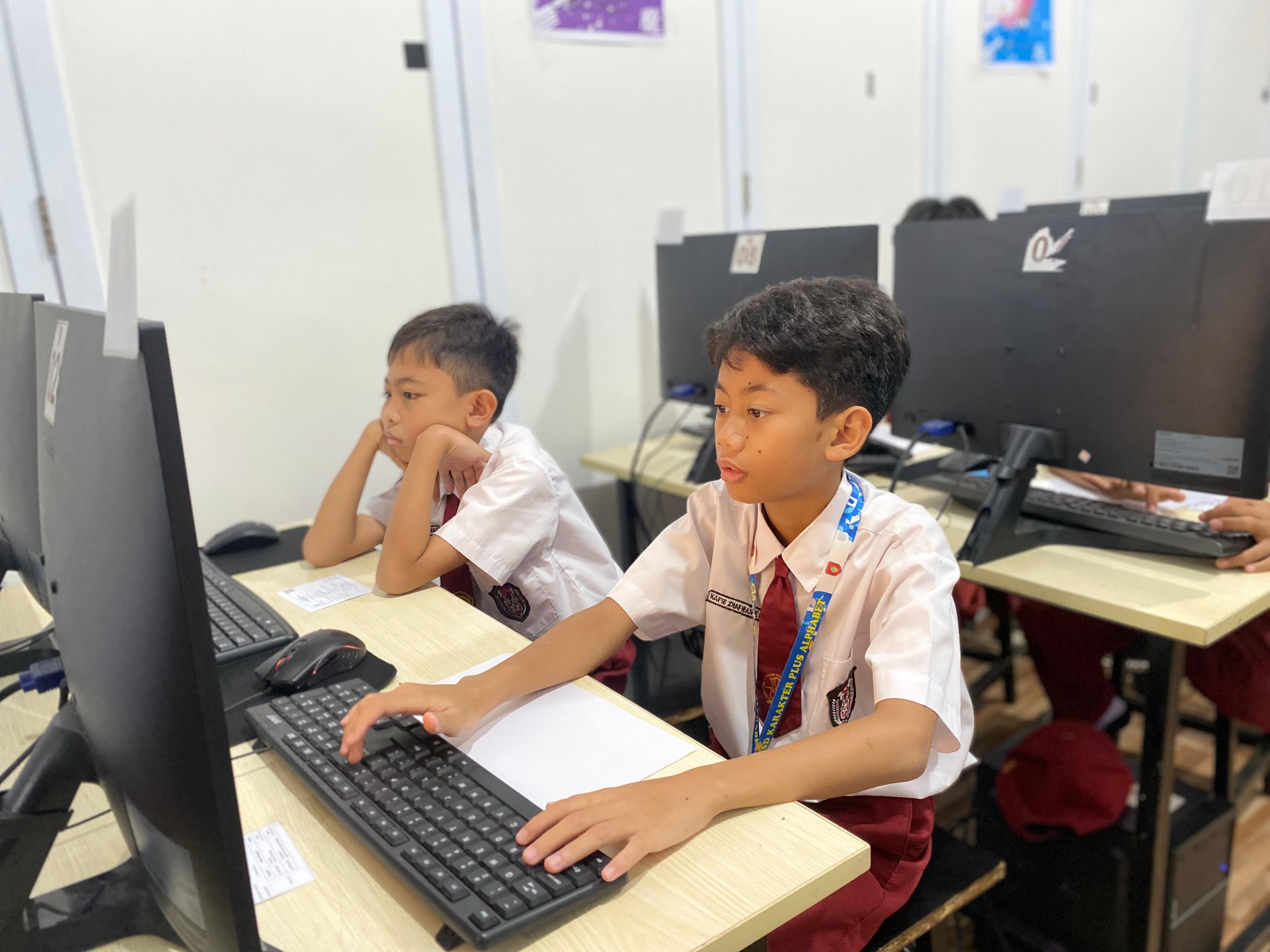 Guru mendampingi siswa